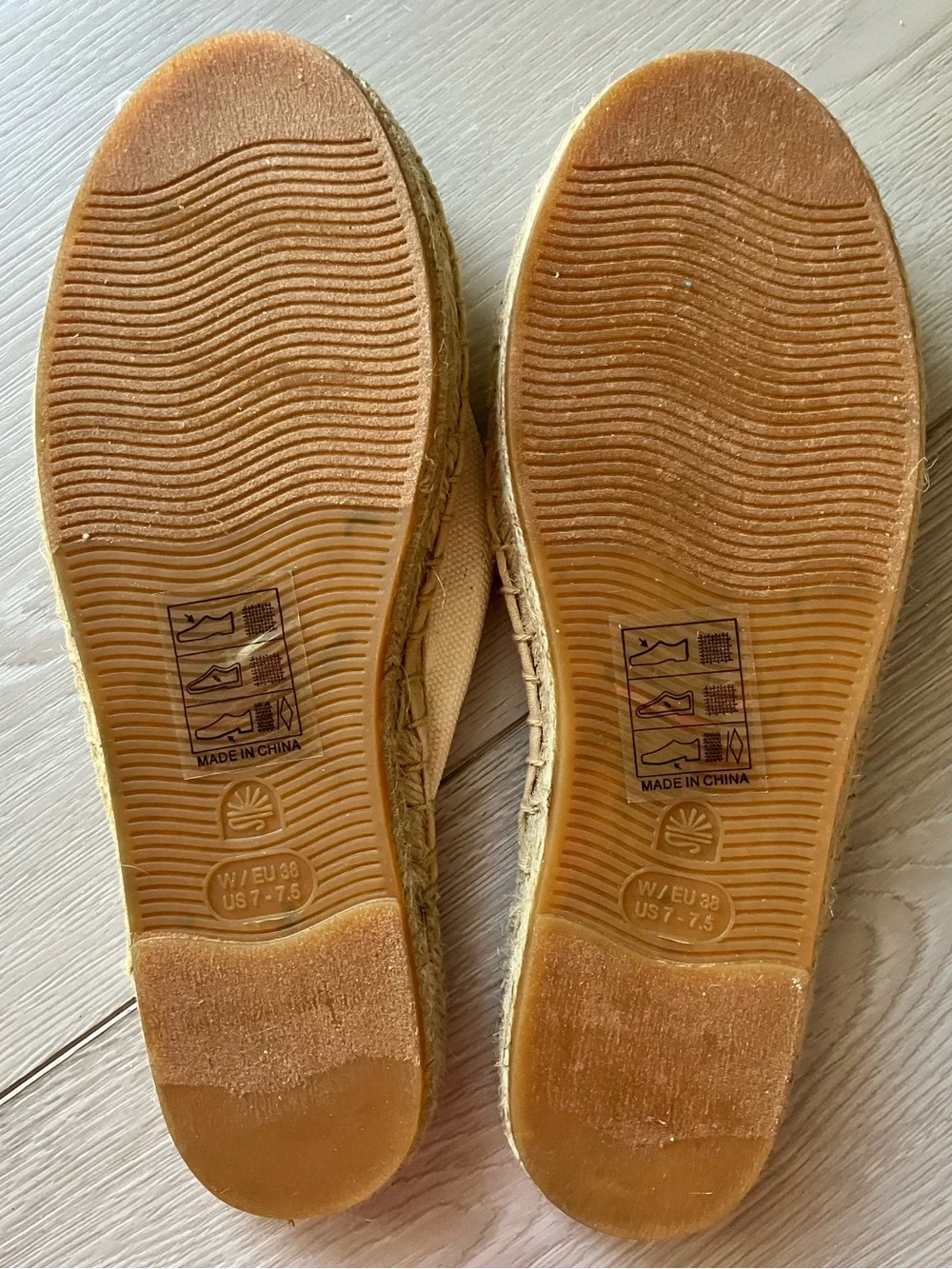 NWT Soludos Cream Slip-On Espadrille with NeonYellow Stripe